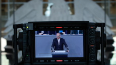 Ο Μερτς μιλά για «συγκεκριμένη απειλή» και προετοιμάζει τους Γερμανούς για εκτεταμένες μεταρρυθμίσεις