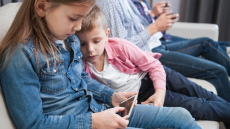 Σημαντική αύξηση των εισαγωγών εφήβων σε νοσοκομεία στην Ελλάδα για αυτοτραυματισμούς και χρήση ουσιών
