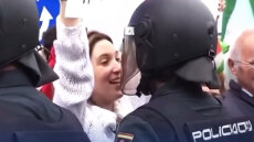 «Ένας έρωτας γεννιέται;»: Viral η αλληλεπίδραση νεαρής διαδηλώτριας με αστυνομικό σε πορεία υπέρ των Παλαιστινίων στην Ισπανία