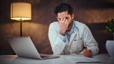 Burnout: Έως και 55% των εργαζομένων υγείας σκέφτεται να αποχωρήσει