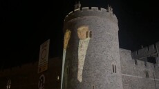 Πρόβαλαν φωτογραφίες του Τραμπ με τον Έπσταϊν στο Κάστρο του Ουίνδσορ - Τέσσερις συλλήψεις