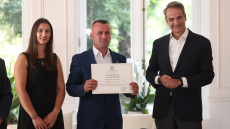 Ο Κυριάκος Μητσοτάκης τίμησε με πολιτογράφηση τον ήρωα που είχε βουτήξει στον Άραχθο για να σώσει τα δύο παιδιά