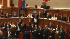 Χάος στη Βουλή της Αλβανίας για την υπουργό ρομπότ - Πέταξαν το Σύνταγμα στον Έντι Ράμα, δείτε βίντεο

