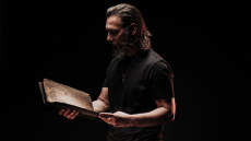 Ο heavy metal γιατρός του ΕΣΥ που ψέλνει σε μοναστήρια και ασθενείς
