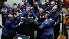 Βουλευτές στην Ιταλία πιάστηκαν στα χέρια μετά από ψηφοφορία για συνταγματική μεταρρύθμιση - Δείτε βίντεο 