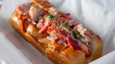 Lobster roll: Όλα όσα πρέπει να γνωρίζετε για το πιο πολυτελές street food με αστακό