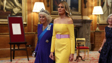 «Πόλεμος» για το κίτρινο φόρεμα της Μελάνια Τραμπ με τους έξω ώμους στο δείπνο στο Ουίνδσορ - Τα σχόλια στα social media