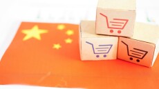 Πάνω από 20 ενώσεις κλωστοϋφαντουργίας της ΕΕ ζητούν «μπλόκο» στα πακέτα με ρούχα από την Κίνα