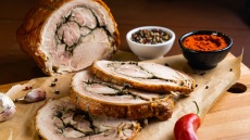 Πορκέτα: Το ιταλικό χοιρινό με την απόλυτα τραγανή κρούστα
