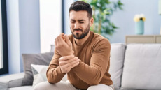 Ποιες φλεγμονώδεις παθήσεις επιβαρύνουν τα οστά και οδηγούν σε οστεοπόρωση – Η ειδικός εξηγεί
