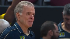 Συγκλονιστική σκηνή: Ο τεχνικός της Εθνικής Βραζιλίας στο βόλεϊ πληροφορείται μέσα στο γήπεδο ότι η μητέρα του πέθανε - Δείτε βίντεο