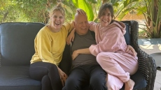 Ο Μπρους Γουίλις φωτογραφίζεται με τις κόρες του - Δείτε το στιγμιότυπο