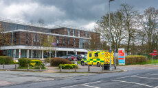 Δαχτυλίδι… ζωής ή θανάτου: Βρετανίδα κατέληξε στα επείγοντα μετά από πρόταση γάμου – Δείτε βίντεο