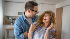 Σχέσεις: 2 μικρές συμπεριφορές που ξεκλειδώνουν την ευτυχία στα ζευγάρια που είναι χρόνια μαζί
