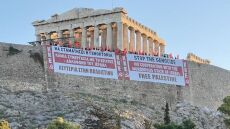 Το ΚΚΕ κρέμασε πανό στην Ακρόπολη: «Να σταματήσει η γενοκτονία στη Γάζα»
