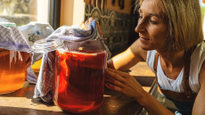 Κομπούχα: Είναι όσο υγιεινή νομίζουμε; Η επιστήμη απαντά για το «ζωντανό» ρόφημα που έχει γίνει μόδα
