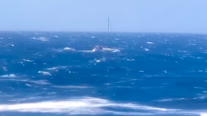 Βίντεο από τη διάσωση του ιστιοφόρου που έπλεε ακυβέρνητο στο φουρτουνιασμένο Αιγαίο ανάμεσα σε Κύθνο και Σύρο