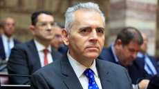 Με μπλε γραβάτα με ελληνικές σημαίες ο Μάξιμος Χαρακόπουλος στη Βουλή - «Έχει γράψει πολλά χιλιόμετρα στη ΝΔ» είπε ο Μητσοτάκης
