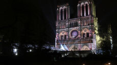 Πένθιμα χτυπούν οι καμπάνες της Παναγίας των Παρισίων για τα 10 χρόνια από τις τρομοκρατικές επιθέσεις - Δείτε βίντεο