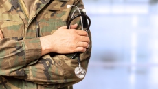 Σε διαθεσιμότητα στρατιωτικός γιατρός από τη Λάρισα – Καταγγέλθηκε από πρώην συντρόφους του για ενδοοικογενειακή βία