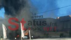 Υπό έλεγχο η φωτιά σε εργοστάσιο επίπλων στη Μίκρα Θεσσαλονίκης - Δείτε βίντεο