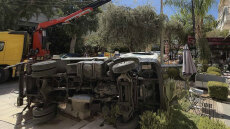 Γλυφάδα: Γερανός έπεσε σε τραπέζια καφετέριας, δεν υπάρχουν τραυματίες - Διεκόπη η κυκλοφορία επί της οδού Φοίβης 