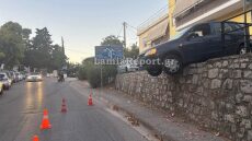 Λαμία: Οδηγός ανέβηκε ανάποδα σε δρόμο και «κρεμάστηκε» με το αυτοκίνητο - Βίντεο και φωτογραφίες