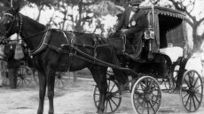 Πώς ήταν η Αθήνα χωρίς αυτοκίνητα - Μία ιστορική αναδρομή από τους αμαξάδες με τη φουστανέλα μέχρι το σήμερα