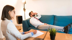 «Συμπαθώ τον ψυχολόγο μου, αλλα δεν νιώθω ότι με βοηθά» – Τι κάνουμε όταν ο άνθρωπος μας «ταιριάζει», αλλά η θεραπεία δεν προχωρά