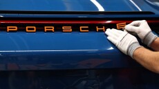 H Porsche βγαίνει από τον DAX: Η κρίση στα ηλεκτροκίνητα πλήττει τη «ναυαρχίδα» της γερμανικής αυτοκινητοβιομηχανίας