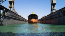 Φωτιά σε πλωτή δεξαμενή για επισκευές πλοίων στον Ασπρόπυργο
