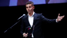 Καλύτερος νέος ποδοσφαιριστής της σεζόν 2024-25 ο Μουζακίτης: Συγκινημένος αφιέρωσε το βραβείο στον πατέρα του - Βίντεο