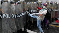 Τουλάχιστον 18 τραυματίες σε συγκρούσεις μεταξύ αστυνομικών και διαδηλωτών στο Περού - Δείτε βίντεο