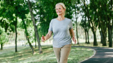 Το παράξενο περπάτημα για δυνατό σώμα και καρδιά – Βελτιώνει ισορροπία και συντονισμό