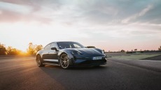 Η Porsche αναθεωρεί την ηλεκτρική στρατηγική της