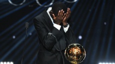 Τα δάκρυα του Ντεμπελέ για τη Χρυσή Μπάλα και η αφιέρωση στην οικογένειά του - Δείτε βίντεο