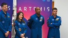 Γιατί η NASA θέλει να επιστρέψει στη Σελήνη: Οι πιθανές ημερομηνίες της εκτόξευσης, οι κίνδυνοι και το πείραμα με την Artemis