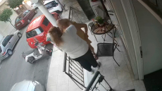 Η στιγμή που Ρομά αγκαλιάζει ηλικιωμένη και της αρπάζει την αλυσίδα - Η ανάρτηση του γιου του θύματος