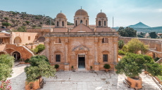 Δεσμεύτηκε η περιουσία των δύο ξενοδόχων και του επισκόπου που πούλησαν την «παραλία του Αλέξη Ζορμπά» στα Χανιά