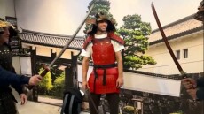 Κάρλος Αλκαράθ: Ντύθηκε Σαμουράι και εξασκήθηκε στη μάχη με σπαθί κατάνα - Δείτε βίντεο 