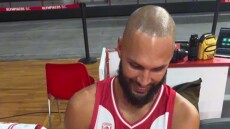 Κώστας Αντετοκούνμπο και Εβάν Φουρνιέ βαθμολόγησαν παλιές φανέλες του Ολυμπιακού - Βίντεο 