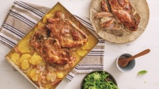 Χοιρινές μπριζόλες φούρνου με πατάτες και μπέικον