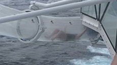 Τρόμος για επιβάτη κρουαζιερόπλοιου: Κόλλησε σε νεροτσουλήθρα πάνω από τον ωκεανό - Το βίντεο που συγκέντρωσε 7 εκατ. views