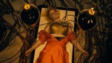 The Bride: Κυκλοφόρησε το teaser της ταινίας της Μάγκι Τζίλενχαλ