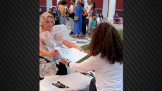 Η Ελευθερία Αρβανιτάκη σε ένα ιδιαίτερο εικαστικό δρώμενο στην Art Athina - Δείτε βίντεο
