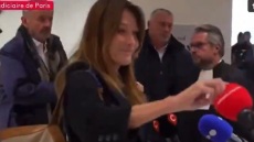 Σαρκοζί: Ενοχλημένη η Μπρούνι μετά την ανακοίνωση της απόφασης, κατέβασε μικρόφωνο δημοσιογράφου - Δείτε βίντεο