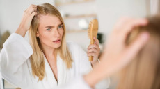 Τριχόπτωση: Δύο διατροφικές συνήθειες που αδυνατίζουν τα μαλλιά – Τι τα δυναμώνει
