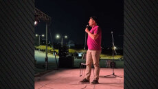 Σάλος με τον κωμικό Πάρι Ρούπο - Συσχέτισε την ελληνική σημαία με βοθρολύματα και τον απέλυσε η Pizza Fan