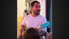 Ο Χρήστος Μάστορας τραγούδησε την «Αστερομάτα» με τις κόρες του Λευτέρη Πετρούνια και της Βασιλικής Μιλλούση - Δείτε βίντεο