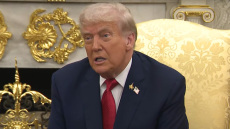 Καρφίτσα με αμερικανική σημαία και ένα F-22 φόρεσε ο Τραμπ στη συνάντηση με τον Ερντογάν